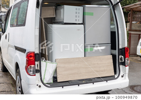引っ越しの荷物を積み込んだワンボックスカー 引っ越しの荷物を積み込んだワンボックスカー 100949870