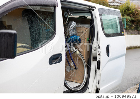 引っ越しの荷物を積み込んだワンボックスカー 引っ越しの荷物を積み込んだワンボックスカー 100949873