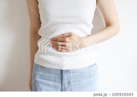 お腹を抑える女性 お腹を抑える女性 100950005