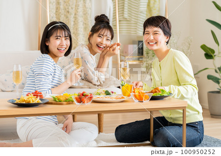 おうちで女子会をする若い女性 おうちで女子会をする若い女性 100950252