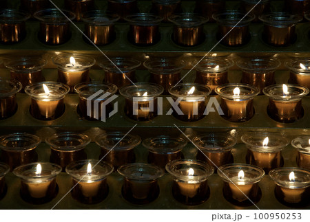 イタリア、ミラノの中心地にあるミラノ大聖堂（ドゥオーモ・ディ・ミラーノ）内のキャンドル 100950253