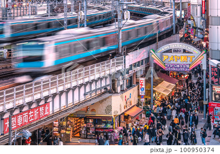 日本の東京都市景観 個人判断…マスク着用…賑わうアメ横や電車などを望む＝3月19日 100950374