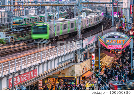 日本の東京都市景観 個人判断…マスク着用…賑わうアメ横や山手線などを望む＝3月19日 100950380