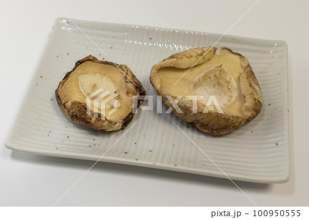四角い皿にのせた焼いたシイタケ 四角い皿にのせた焼いたシイタケ 100950555