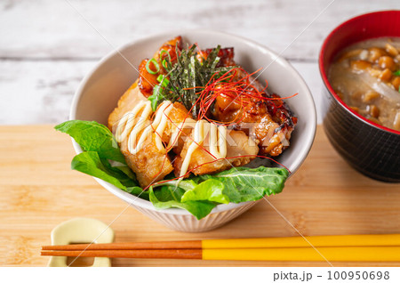 鶏丼　唐揚げと鶏皮 100950698