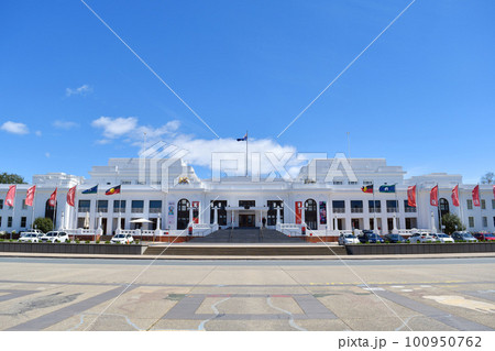 正面から見たオーストラリア旧国会議事堂 100950762