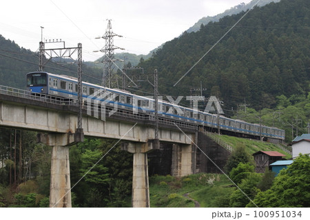 山岳区間を行く西武秩父線20000系(芝桜臨時ダイヤ) 山岳区間を行く西武秩父線20000系(芝桜臨時ダイヤ) 100951034