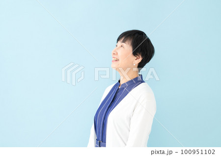 女性　シニア　横顔 100951102