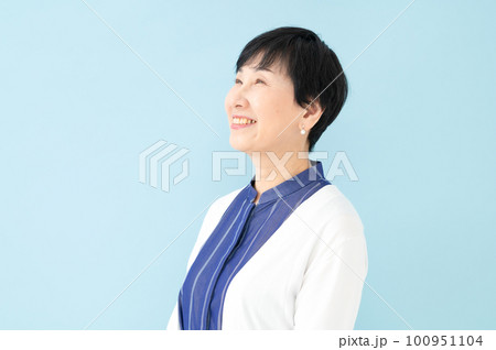 女性 シニア 横顔 女性 シニア 横顔 100951104