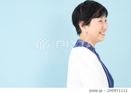 女性　シニア　横顔 100951111