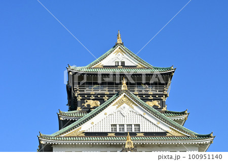大阪城の天守閣と晴天の空 100951140