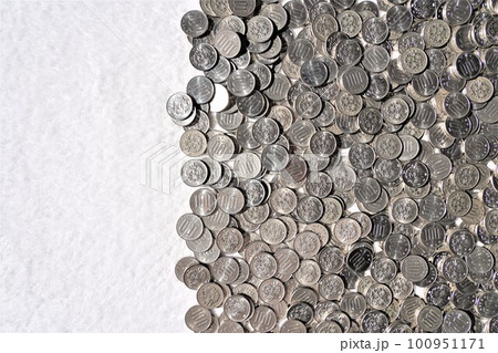 大量の百円玉 大量の百円玉 100951171