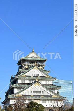 大阪城の天守閣と雲のない青空 100951225