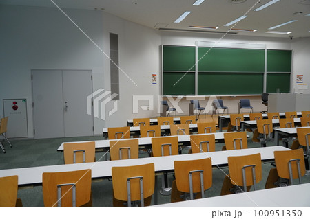 無人の大学の教室 100951350