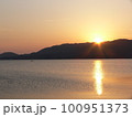 田舎の夕日と小舟 100951373