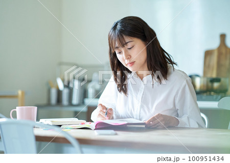 テキストで勉強する大人の女性 テキストで勉強する大人の女性 100951434