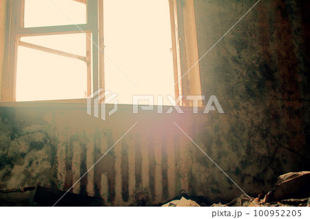 sad old abandoned dilapidated house. 100952205