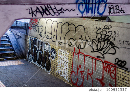 道路のトンネル内に落書きされた壁が酷い状態 道路のトンネル内に落書きされた壁が酷い状態 100952537