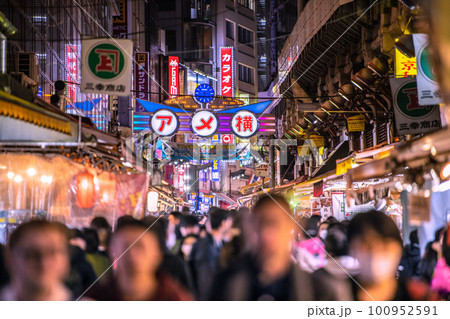 日本の東京都市景観 個人判断…マスク着用…コロナ禍前を上回る観光客らで賑わうアメ横=3月19日 日本の東京都市景観 個人判断…マスク着用…コロナ禍前を上回る観光客らで賑わうアメ横=3月19日 100952591