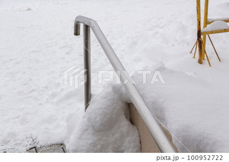 雪国の階段の手すり 雪国の階段の手すり 100952722