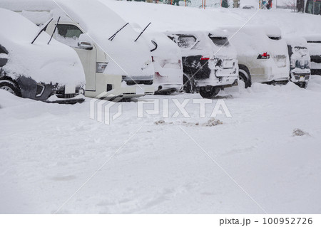 雪が積もった車 雪が積もった車 100952726