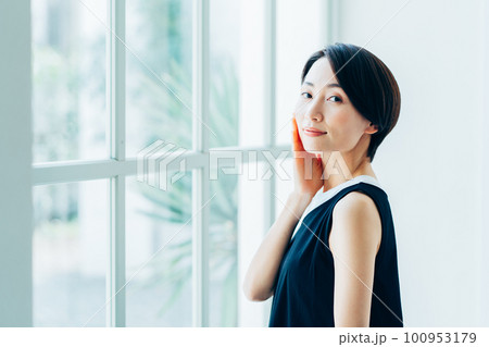 保湿を実感する女性 保湿を実感する女性 100953179