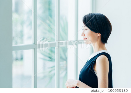 保湿を実感する女性 100953180