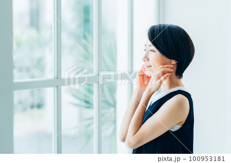 保湿を実感する女性 保湿を実感する女性 100953181