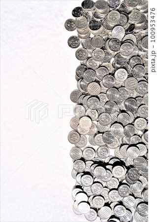大量の百円玉 100953476