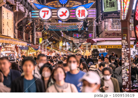 日本の東京都市景観 個人判断…マスク着用…コロナ禍前を上回る観光客らで賑わうアメ横＝3月19日 100953619