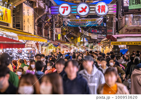 日本の東京都市景観 個人判断…マスク着用…コロナ禍前を上回る観光客らで賑わうアメ横＝3月19日 100953620