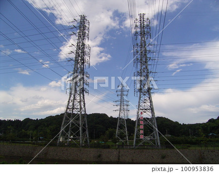 山にそびえる鉄塔 100953836