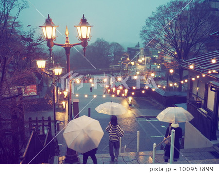 雨の伊香保温泉　夕暮れの石段街入口 100953899