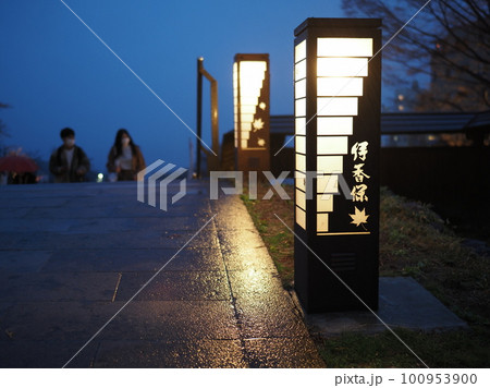 雨上りの伊香保温泉　石段街の行燈 100953900