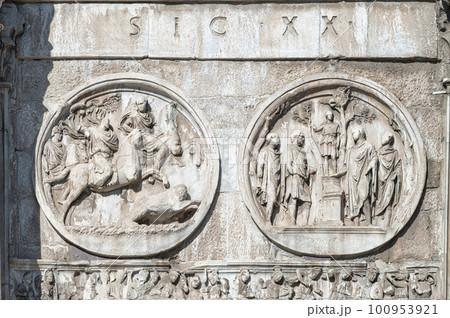 Detail of reliefs of Constantine's arch in Rome 100953921