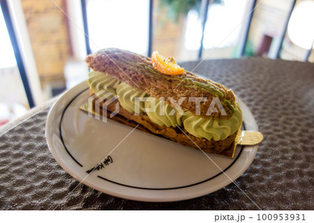抹茶のホイップクリームを挟んだエクレアケーキ 100953931