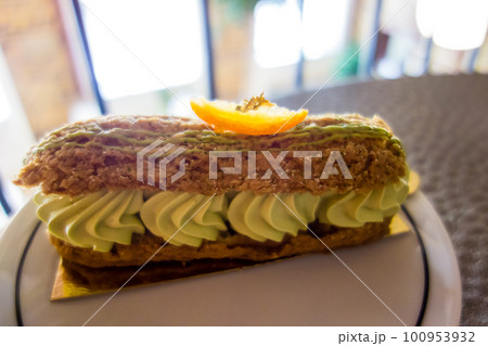 抹茶のホイップクリームを挟んだエクレアケーキ 100953932