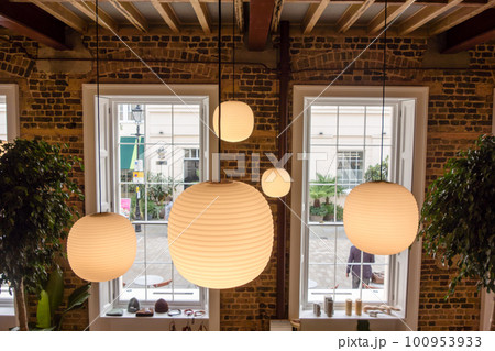 レンガ造りの建物の天井から吊るされた提灯型のランプ　ロンドンのショップにて 100953933