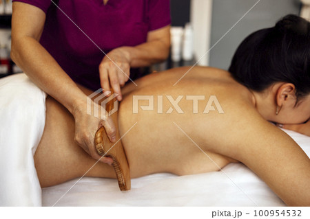 Massage madera. Maderotherapy 100954532