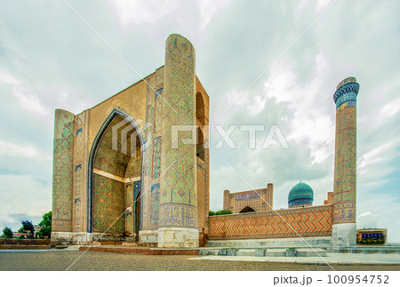 The Bibi-Khanym Mosque  is an architectural monument of 1399-1404 in Samarkand, the grandiose 100954752