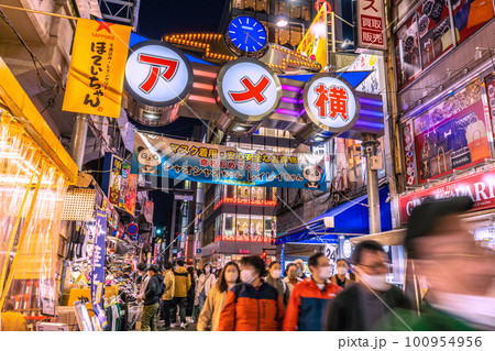 日本の東京都市景観 個人判断…マスク着用…コロナ禍前を上回る観光客らで賑わうアメ横＝3月19日 100954956
