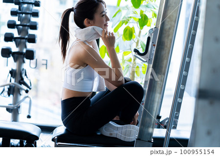 スポーツジムでトレーニングする若い女性 100955154