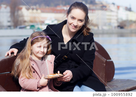 mother little daughter Mother with her little daughter relaxing on the...の写真素材 [100955892] - PIXTA