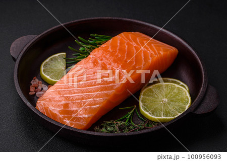Fresh tasty raw red fish fillet with spices and herbs 100956093