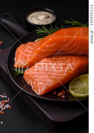 Fresh tasty raw red fish fillet with spices and herbs 100956113