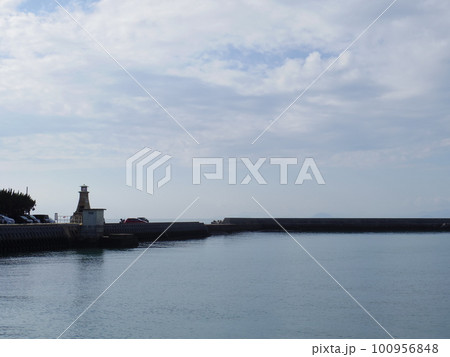 伊予港より望む瀬戸内海(愛媛県伊予市) 伊予港より望む瀬戸内海(愛媛県伊予市) 100956848