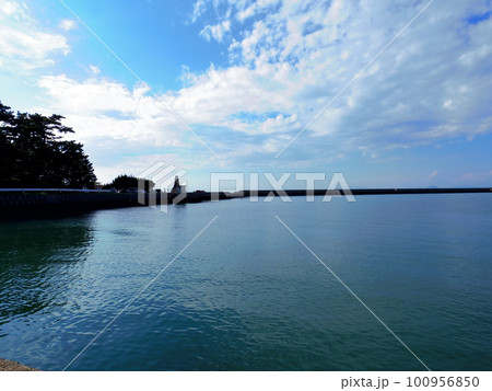 伊予港より望む瀬戸内海(愛媛県伊予市) 100956850