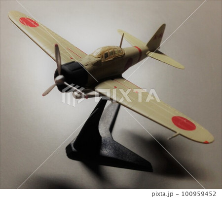 ゼロ戦　プラモデル 100959452