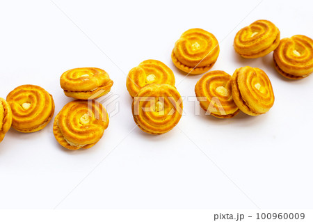 Sandwich cookies with durian cream 100960009