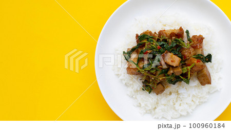 Stir fried crispy pork with holy basil 100960184